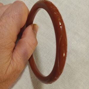 Splendette Heavy Carved Narrow Dunchess Bangle- Tobacco